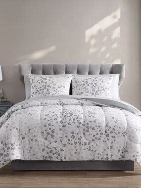 Hallmart Collectibles Leopard Bouquet 6 Piece Reversible Comforter Set
